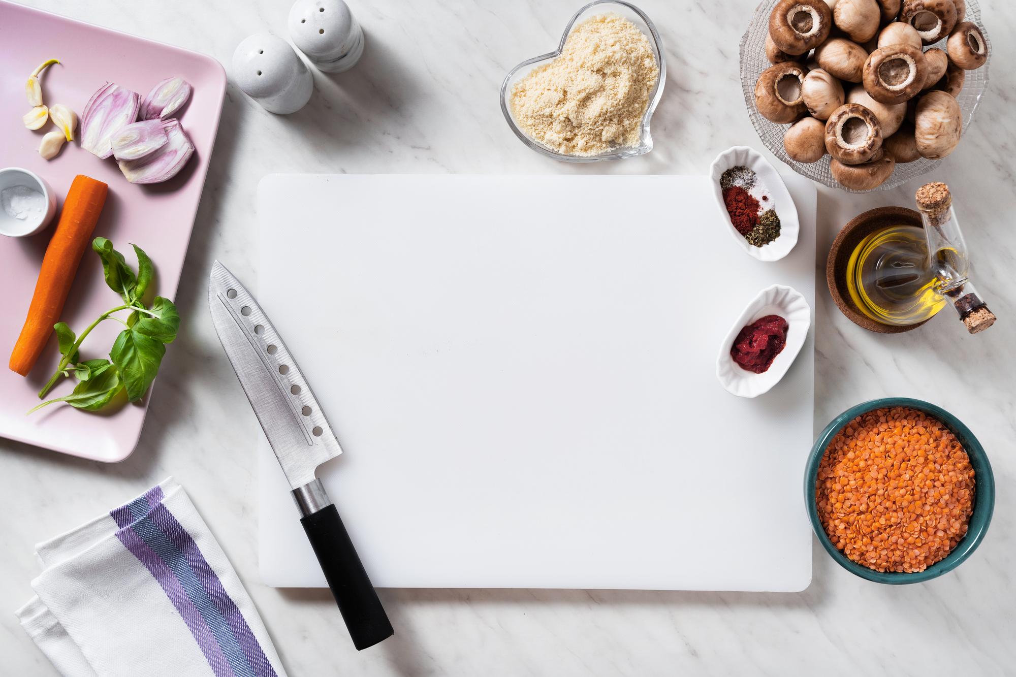 Banco cucina con ingredienti selezionati